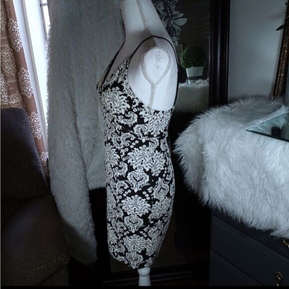 ASTR BODYCON BLACK & WHITE FLORAL DRESS SZ.M GUC - Picture 5 of 11